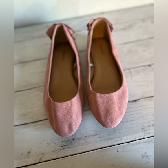 Torrid 9 1/2 Pink Flats With bows - Picture 2 of 6